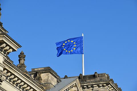 Die Europaflagge mit gelben Sternen auf blauem Grund.